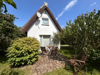 Ein Garten an der Unterkunft Ferienhaus Brise - Schmugglerhus