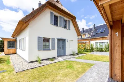 Das Gebäude in dem sich das Ferienhaus befindet