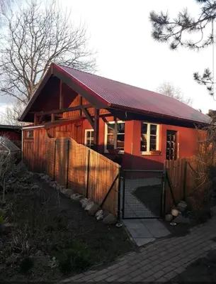 Das Gebäude in dem sich das Ferienhaus befindet