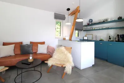 Ein Sitzbereich in der Unterkunft Bungalow Schifferberg Lodge
