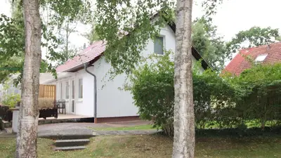 Ein Garten an der Unterkunft Hus Sünnschien FW1