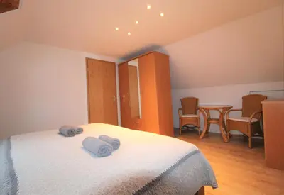 Ein Bett oder Betten in einem Zimmer der Unterkunft Hus Sünnschien FW2