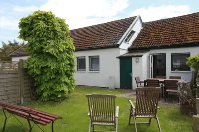 Ein Garten an der Unterkunft Haus Sanddorn Hooghass FW3