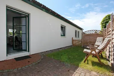 Ein Garten an der Unterkunft Haus Sanddorn Hooghass FW4