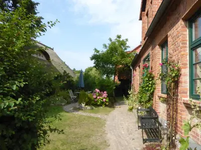 Ein Garten an der Unterkunft Haus Reuter 