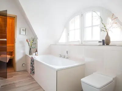 Ein Badezimmer in der Unterkunft Reetdachhaus in Fuhlendorf mit Sauna nahe Bodden