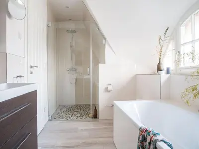 Ein Badezimmer in der Unterkunft Reetdachhaus in Fuhlendorf mit Sauna nahe Bodden