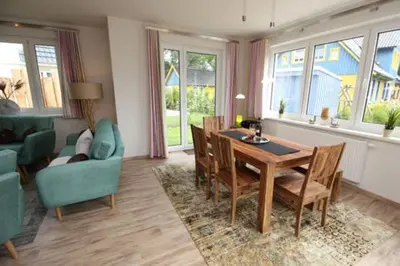 Ein Sitzbereich in der Unterkunft Ferienhäuser Ferienhaus Boddenperle