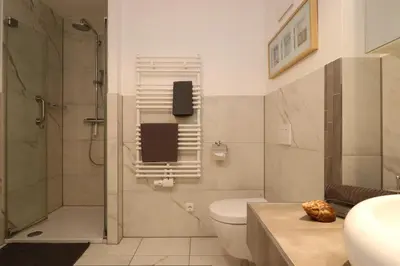 Ein Badezimmer in der Unterkunft Residenz am Hafen Suite Boddenkieker