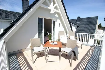 Ein Balkon oder eine Terrasse in der Unterkunft Ferienhäuser Ferienhaus, Uns Boddenhuesing