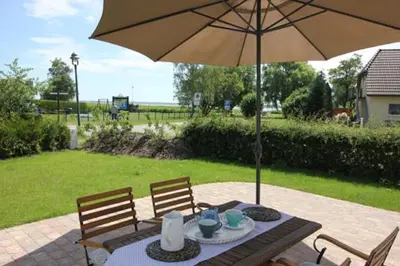 Ein Garten an der Unterkunft Ferienhäuser Ferienhaus, Uns Boddenhuesing