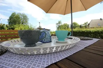 Ein Balkon oder eine Terrasse in der Unterkunft Ferienhäuser Ferienhaus, Uns Boddenhuesing