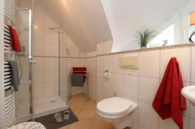 Ein Badezimmer in der Unterkunft Ferienhäuser Dpppelhaushälfte, Am Badesteig 4c
