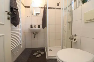 Ein Badezimmer in der Unterkunft Ferienhäuser Dpppelhaushälfte, Am Badesteig 4c