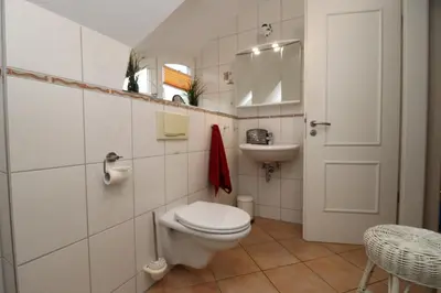 Ein Badezimmer in der Unterkunft Ferienhäuser Dpppelhaushälfte, Am Badesteig 4c