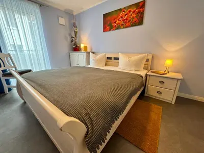 Ein Bett oder Betten in einem Zimmer der Unterkunft Aquamarin Ostseetraumsuite 01