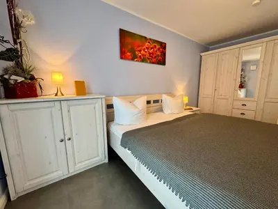 Ein Bett oder Betten in einem Zimmer der Unterkunft Aquamarin Ostseetraumsuite 01