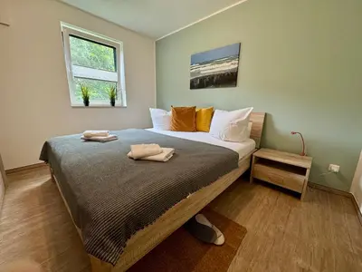 Ein Bett oder Betten in einem Zimmer der Unterkunft Aquamarin Ostseetraumsuite 02