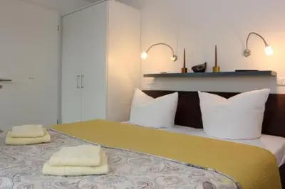 Ein Bett oder Betten in einem Zimmer der Unterkunft Aquamarin Ostseetraumsuite 08