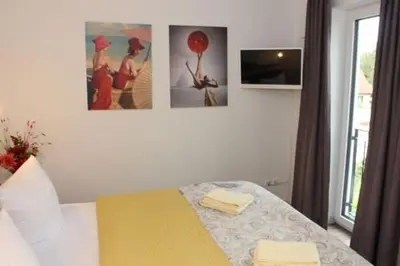 Ein Bett oder Betten in einem Zimmer der Unterkunft Aquamarin Ostseetraumsuite 08