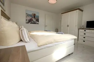 Ein Bett oder Betten in einem Zimmer der Unterkunft Aquamarin Ostseetraumsuite 12