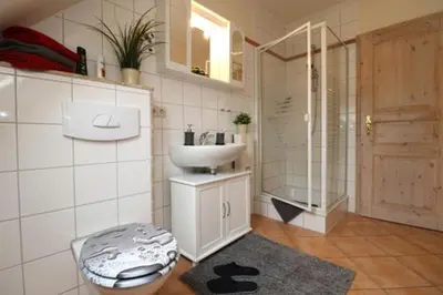 Ein Badezimmer in der Unterkunft Haus Nastassja App 02