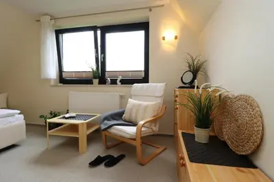 Ein Sitzbereich in der Unterkunft Ferienhäuser Strandhaus Leo