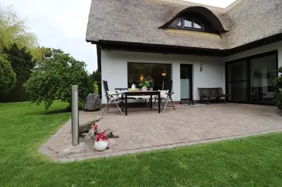 Ein Garten an der Unterkunft Ferienhäuser Strandhaus Leo