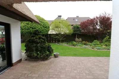 Ein Garten an der Unterkunft Ferienhäuser Strandhaus Leo