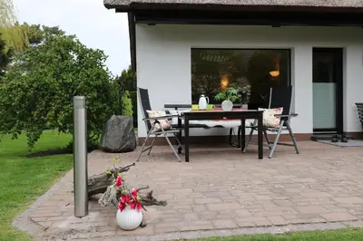 Ein Garten an der Unterkunft Ferienhäuser Strandhaus Leo