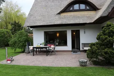 Ein Garten an der Unterkunft Ferienhäuser Strandhaus Leo