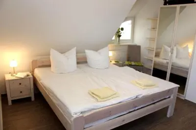 Ein Bett oder Betten in einem Zimmer der Unterkunft Strandhaus Strandhaus, App 02