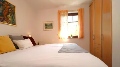 Ein Bett oder Betten in einem Zimmer der Unterkunft Ferienwohnungen Stückweg Schlehenhaus, App 01