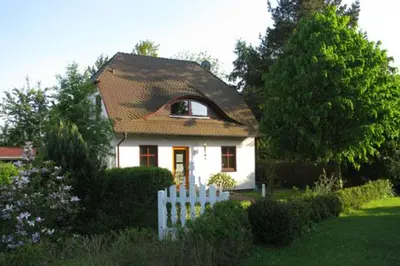 Das Gebäude in dem sich das Ferienhaus befindet