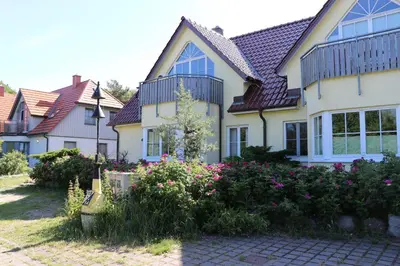 Ein Garten an der Unterkunft Am Leuchfeuer Haus Seeblick, App 03
