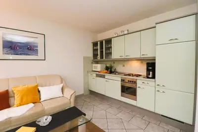 Küche/Küchenzeile in der Unterkunft Am Leuchfeuer Haus Seeblick, App 03
