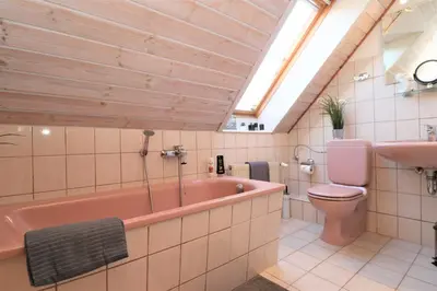 Ein Badezimmer in der Unterkunft Ferienhäuser Doppelhaushälfte, Grüner Weg