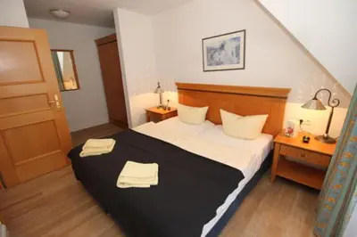 Ein Bett oder Betten in einem Zimmer der Unterkunft Oewern Diek App 06