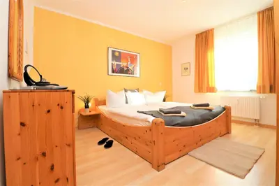 Ein Bett oder Betten in einem Zimmer der Unterkunft Wohnpark Schmiedestraße App 16