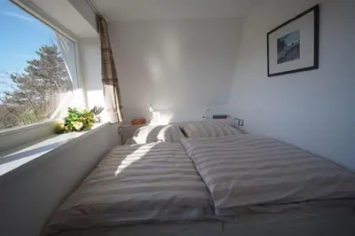 Ein Bett oder Betten in einem Zimmer der Unterkunft Ferienhäuser Reethaus am Deich