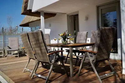 Ein Balkon oder eine Terrasse in der Unterkunft Ferienhäuser Reethaus am Deich